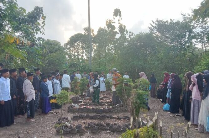 Fardhu Kifayah Jati Sari Gandeng Ponpes Arraudhatul Wahida, Menggelar Rutinan Ziarah Kubur Ke Tokoh Ulama 